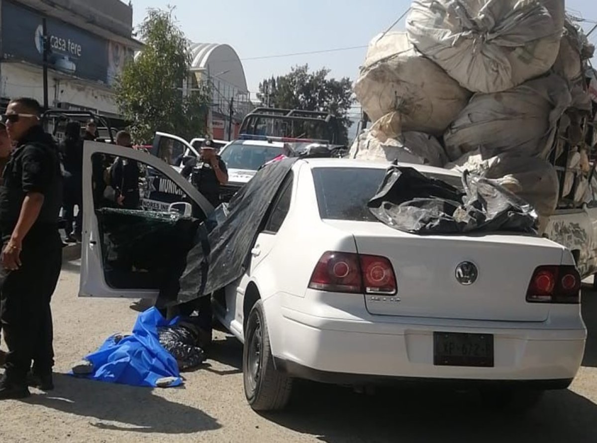 Encuentran a dos hombres muertos por disparos dentro de un auto en Ecatepec