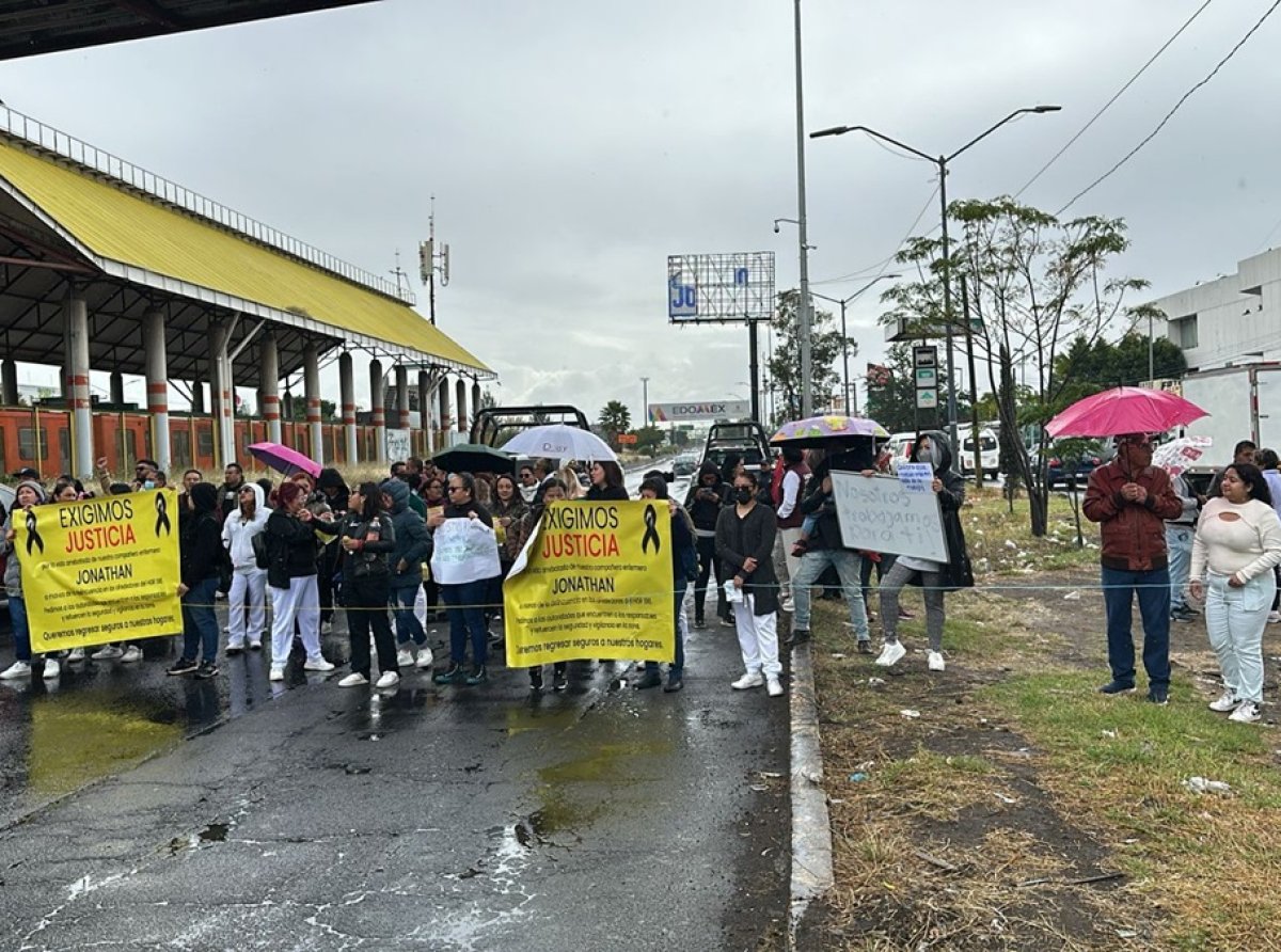 Personal del IMSS bloquea avenida en Ecatepec exigiendo justicia por enfermero asesinado