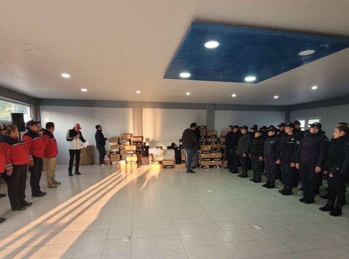 Mario Paredes de la Torre entrega uniformes a la Policía y Protección Civil de Teotihuacán