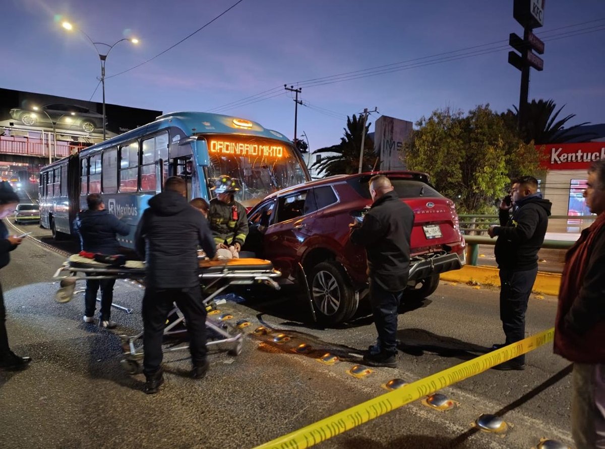 Choque entre camioneta y Mexibús en el puente Juan Pablo II causa un muerto y varios lesionados