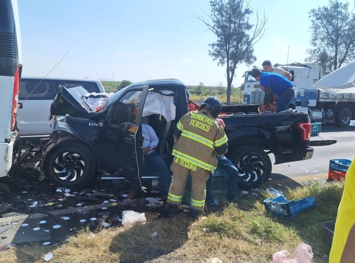 Accidente en la Peñón-Texcoco deja 16 heridos tras choque entre camioneta y autobús de pasajeros