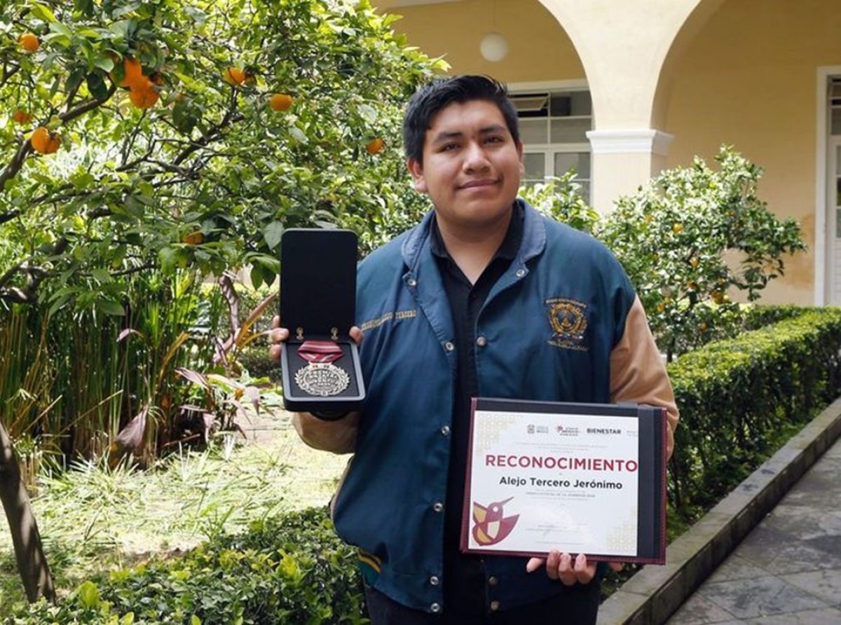 Estudiante de UAEMéx recibe Premio Estatal por innovador proyecto contra fertilizantes químicos