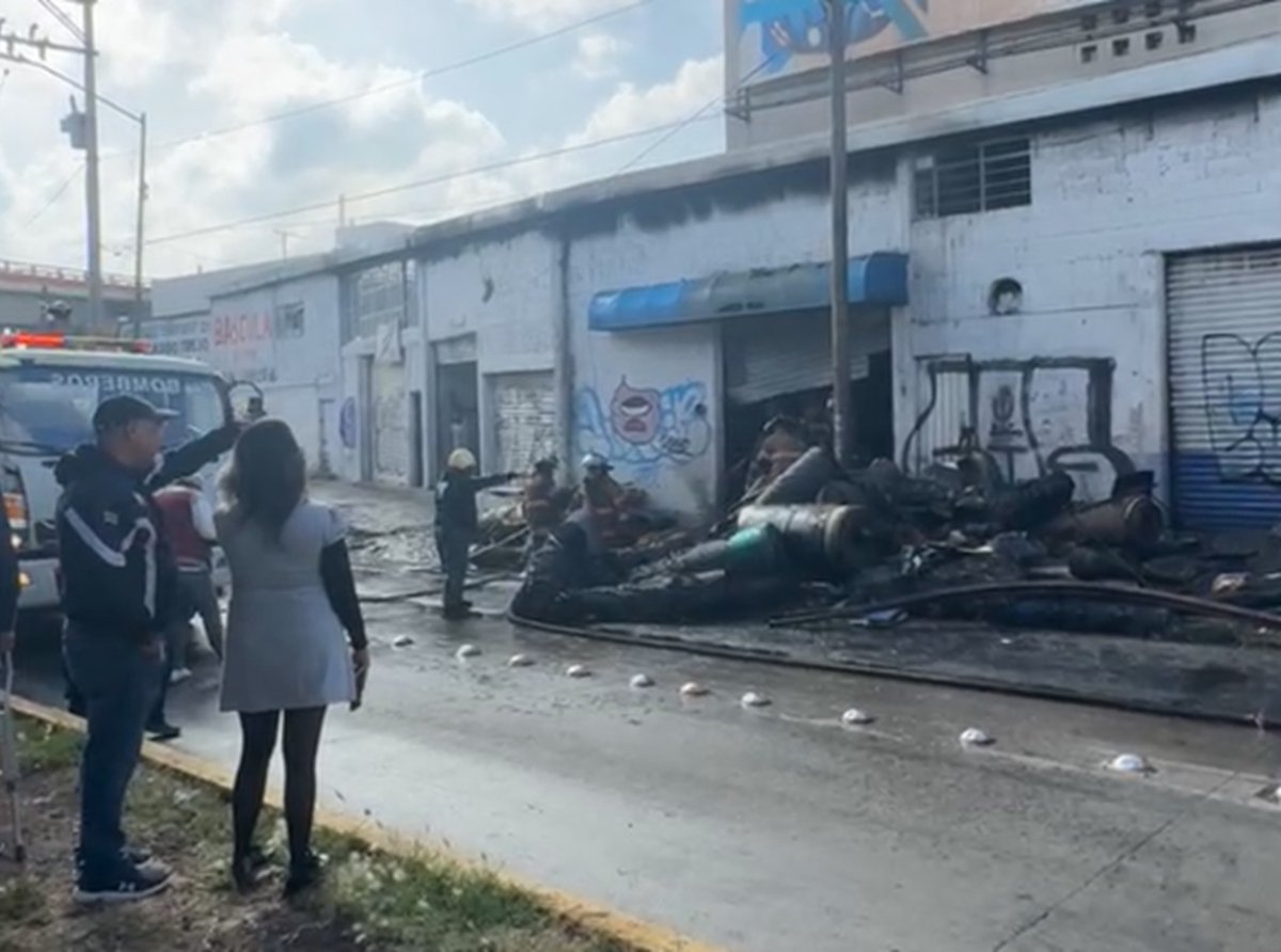 Controlan incendio en bodega de materiales automotrices en Ecatepec; sin heridos