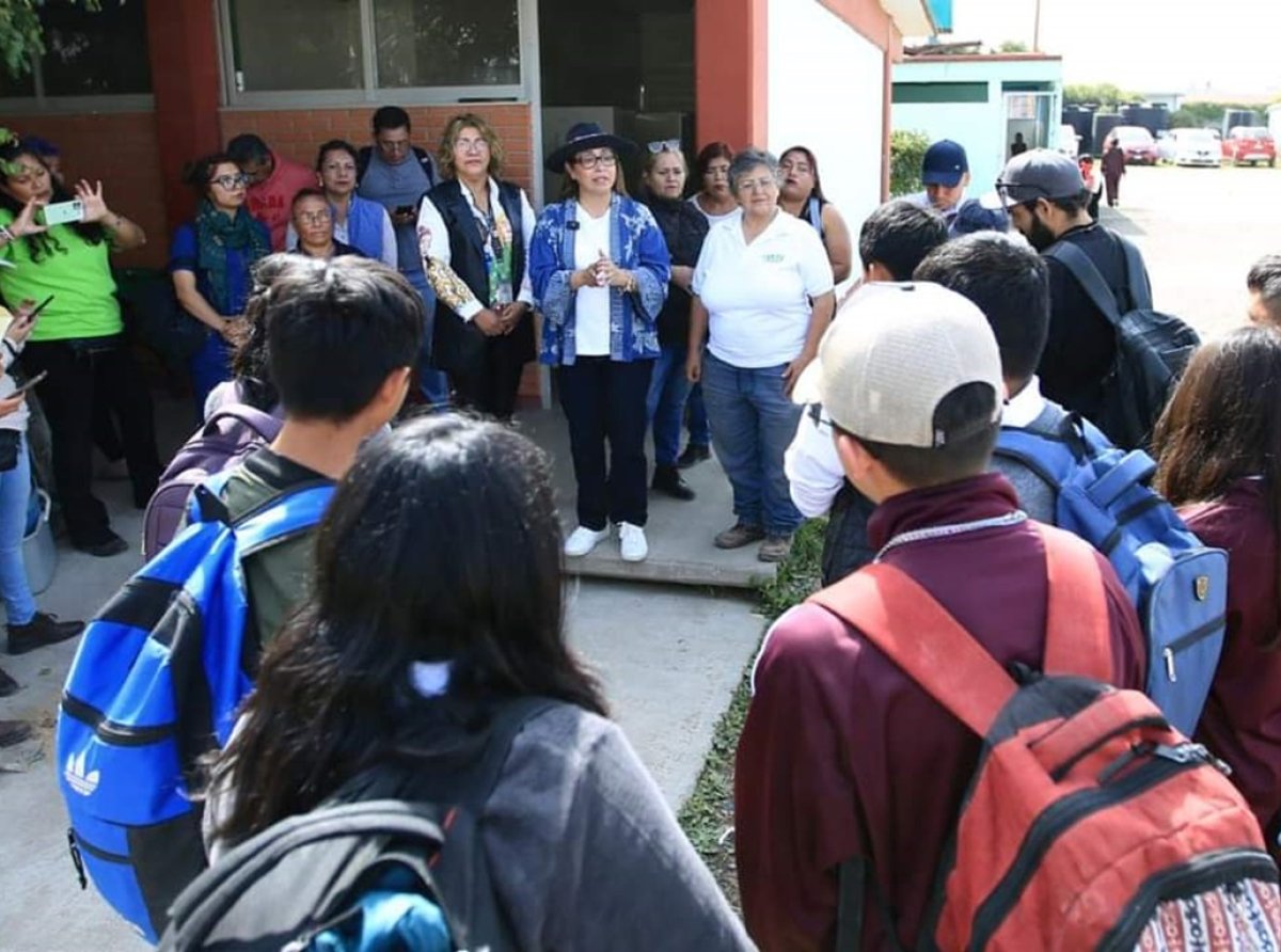 Azucena Cisneros inaugura baños secos ecológicos en la secundaria &quot;Otilio Montaño&quot;