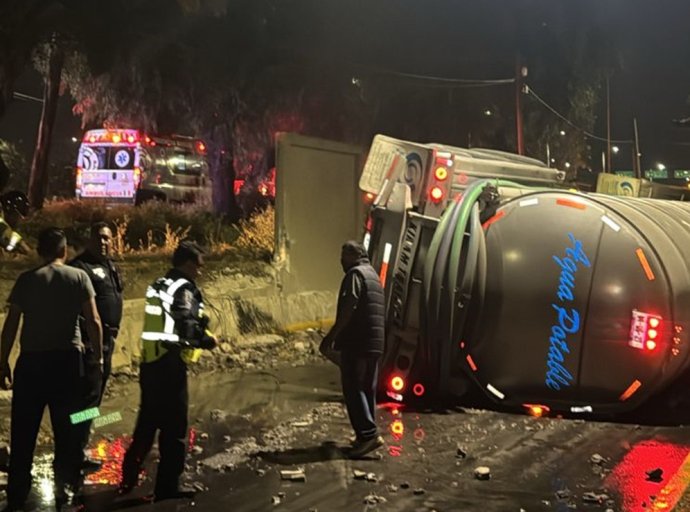 Pipa con 40 mil litros de agua vuelca en Texcoco y causa daños materiales