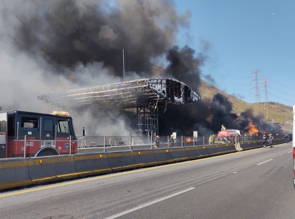 Explota pipa de Pemex en carretera Chamapa-Lechería