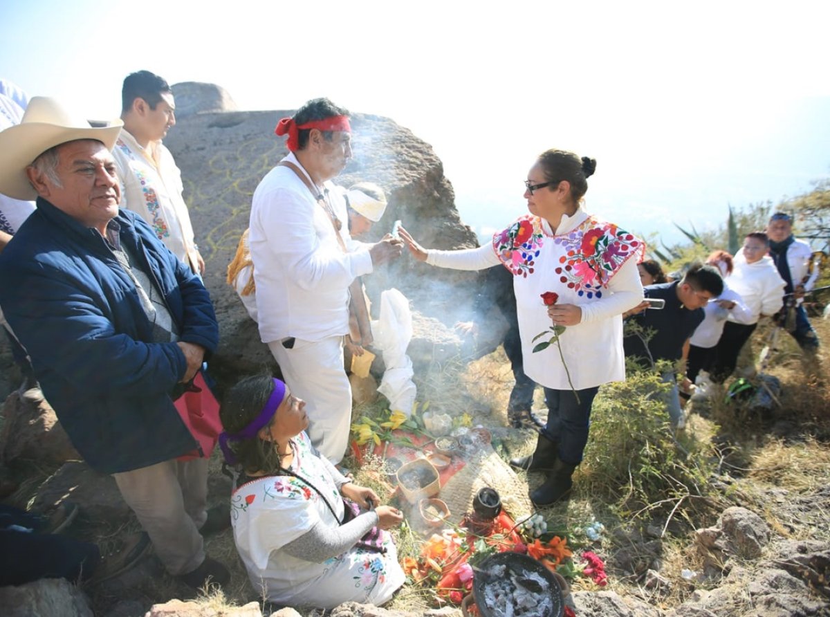 Ofrendas y ritual prehispánico en la entrega del Bastón de Mando a Azucena Cisneros