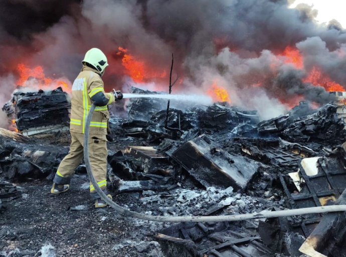 Controlan incendio en fábrica de desperdicios industriales en Chiconcuac