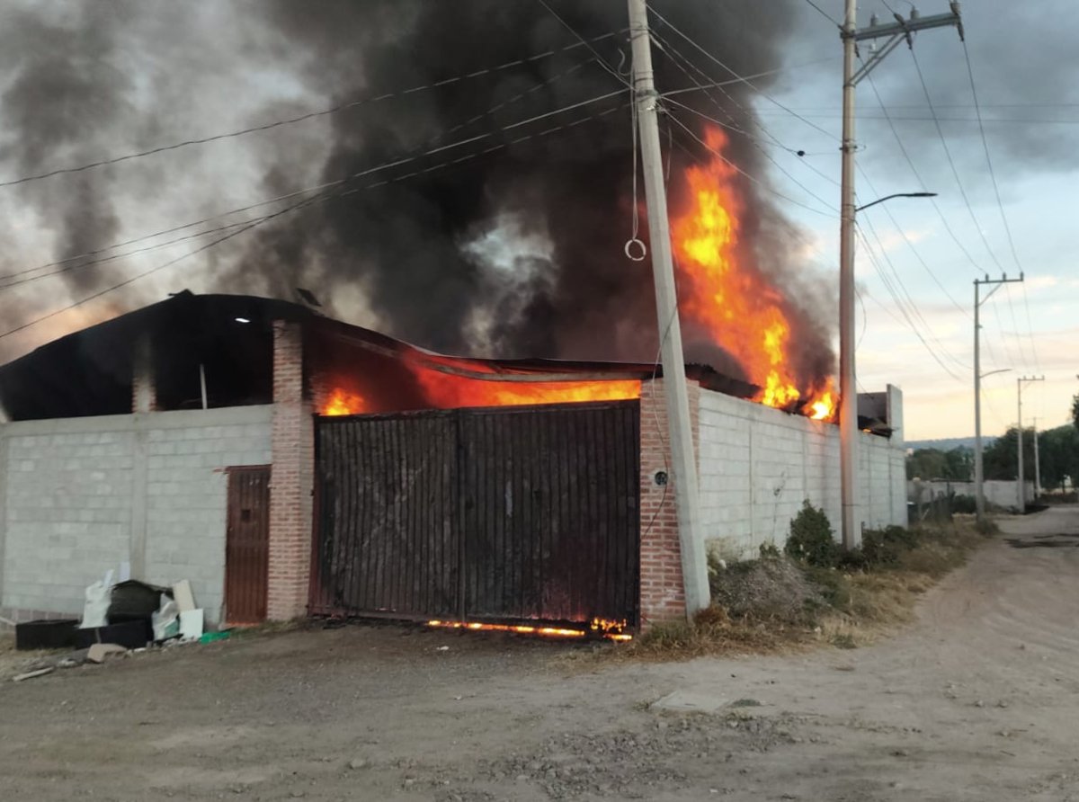 Incendio en Bodega de Desperdicios Industriales en Temascalapa