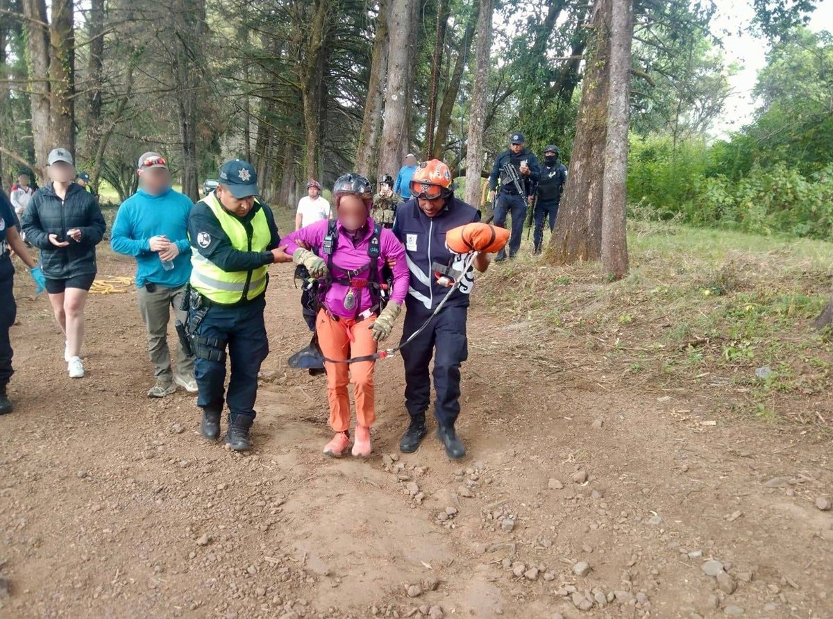 Turista queda atorada en un árbol practicando parapente y es rescatada ilesa