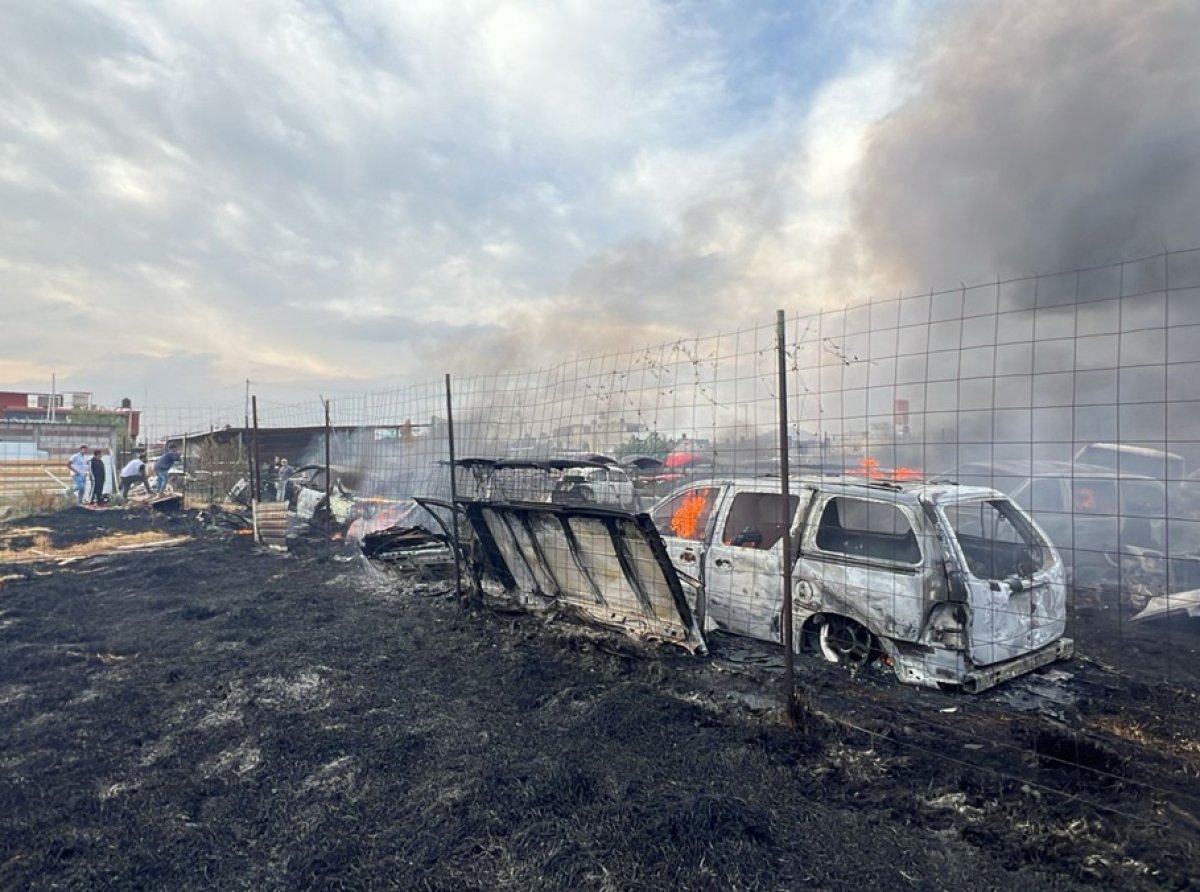 Fuego de pastizal en Texcoco alcanza taller y quema 14 vehículos