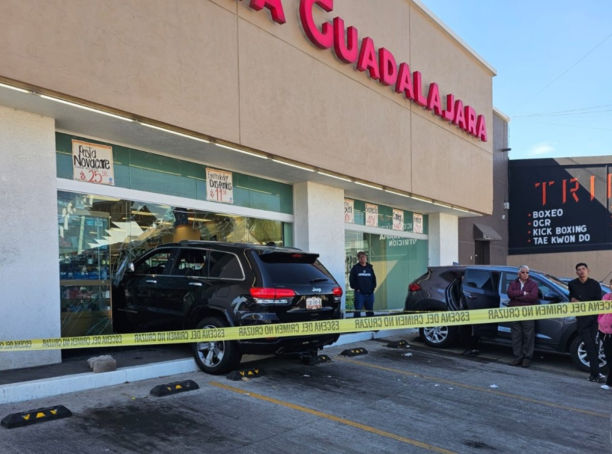 Choca camioneta contra ventanal en pleno centro de Texcoco