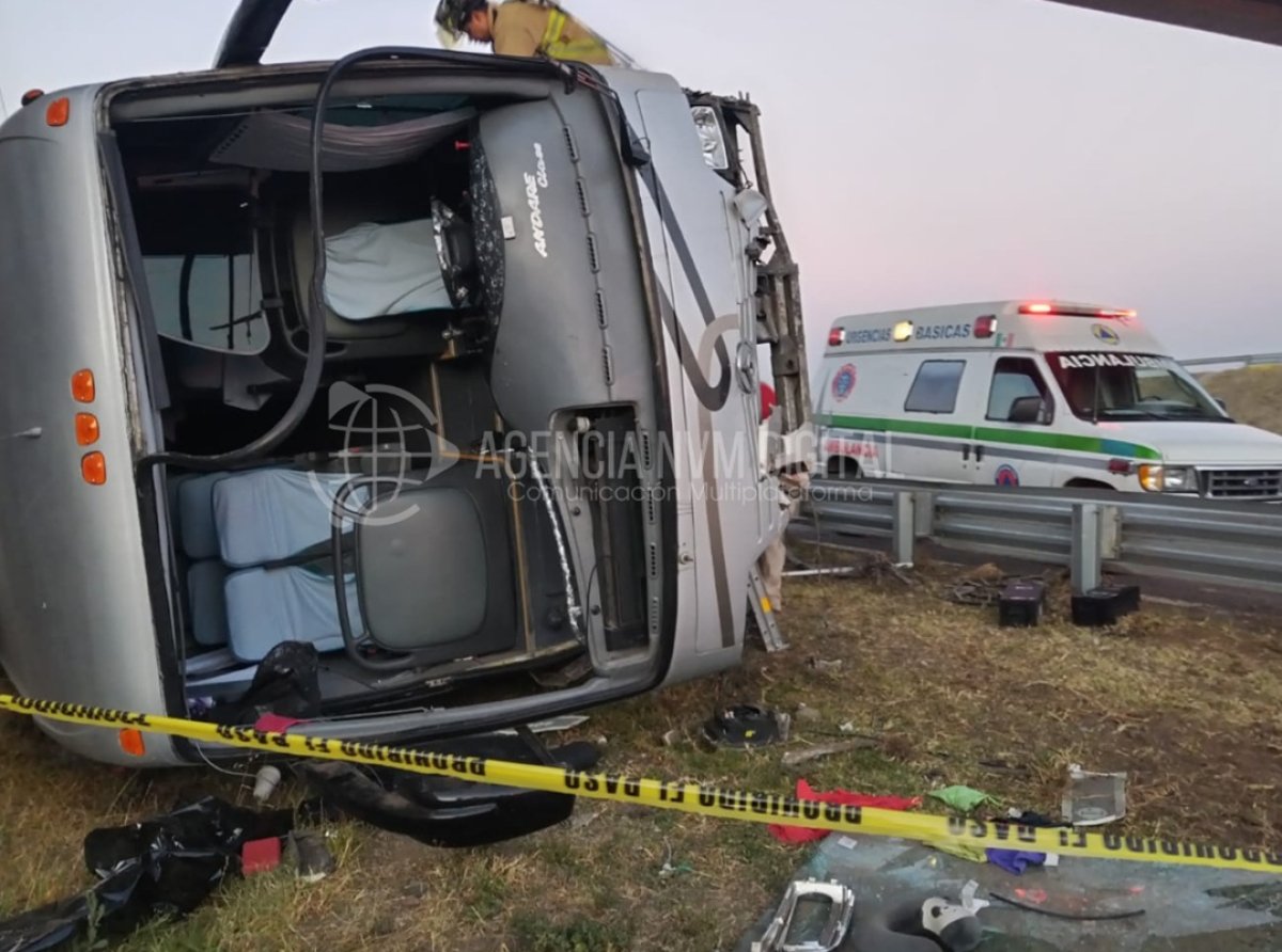 Volcadura de autobús en la autopista México-Tulancingo deja heridos y caos