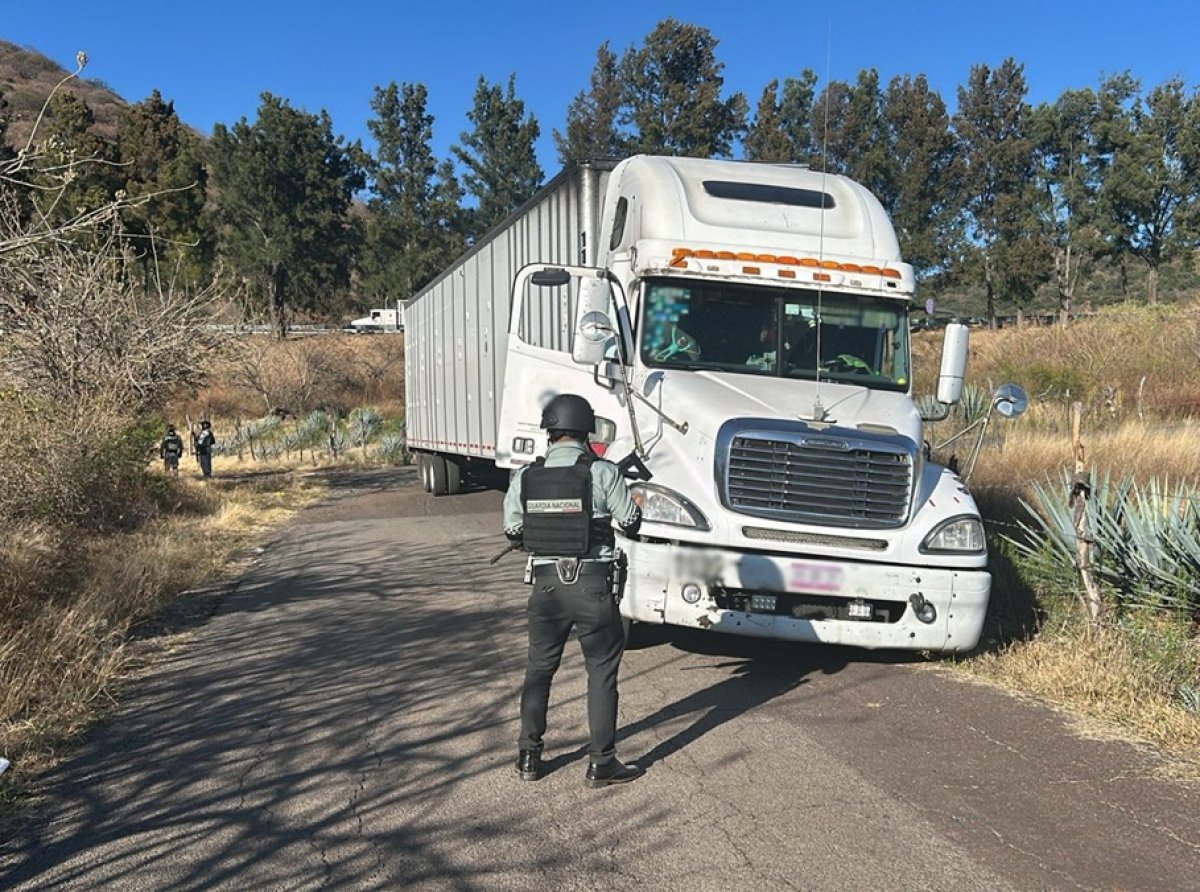 Frustran asalto de tractocamión con vehículos deportivos en Michoacán