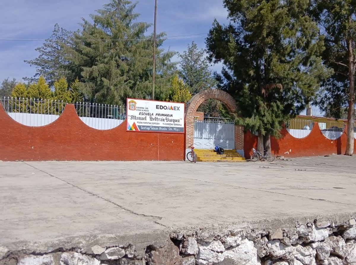 Roban 10 pantallas de escuela primaria en Otumba