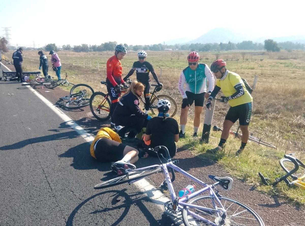 Atropellan a ciclistas en la carretera México-Pirámides: un muerto y varios heridos