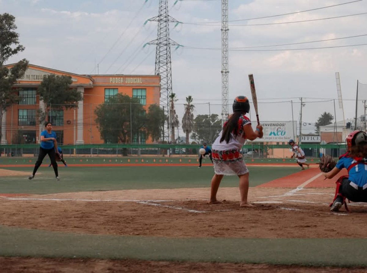 Mujeres mayas y texcocanas protagonizan emocionante partido de softbol