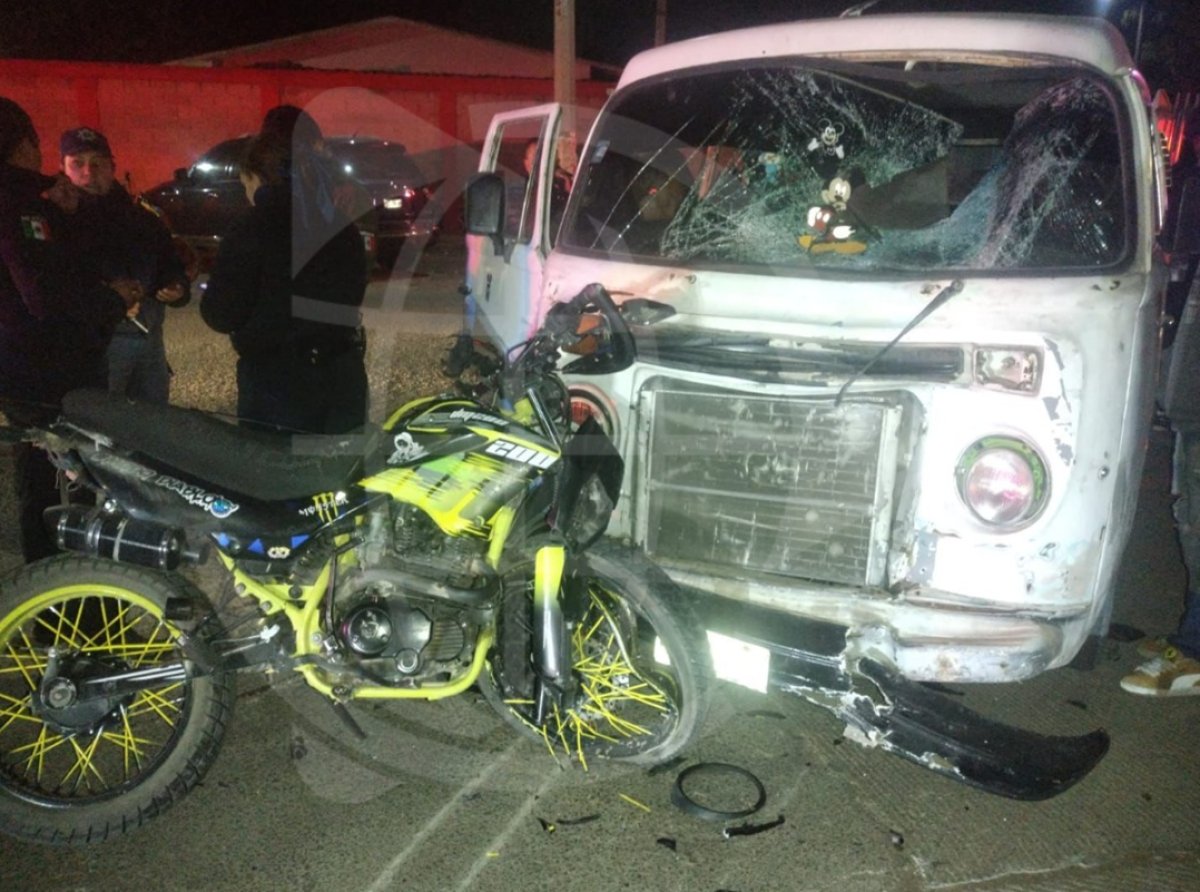 Colisionan motociclistas y combi en Axapusco; dos jóvenes graves