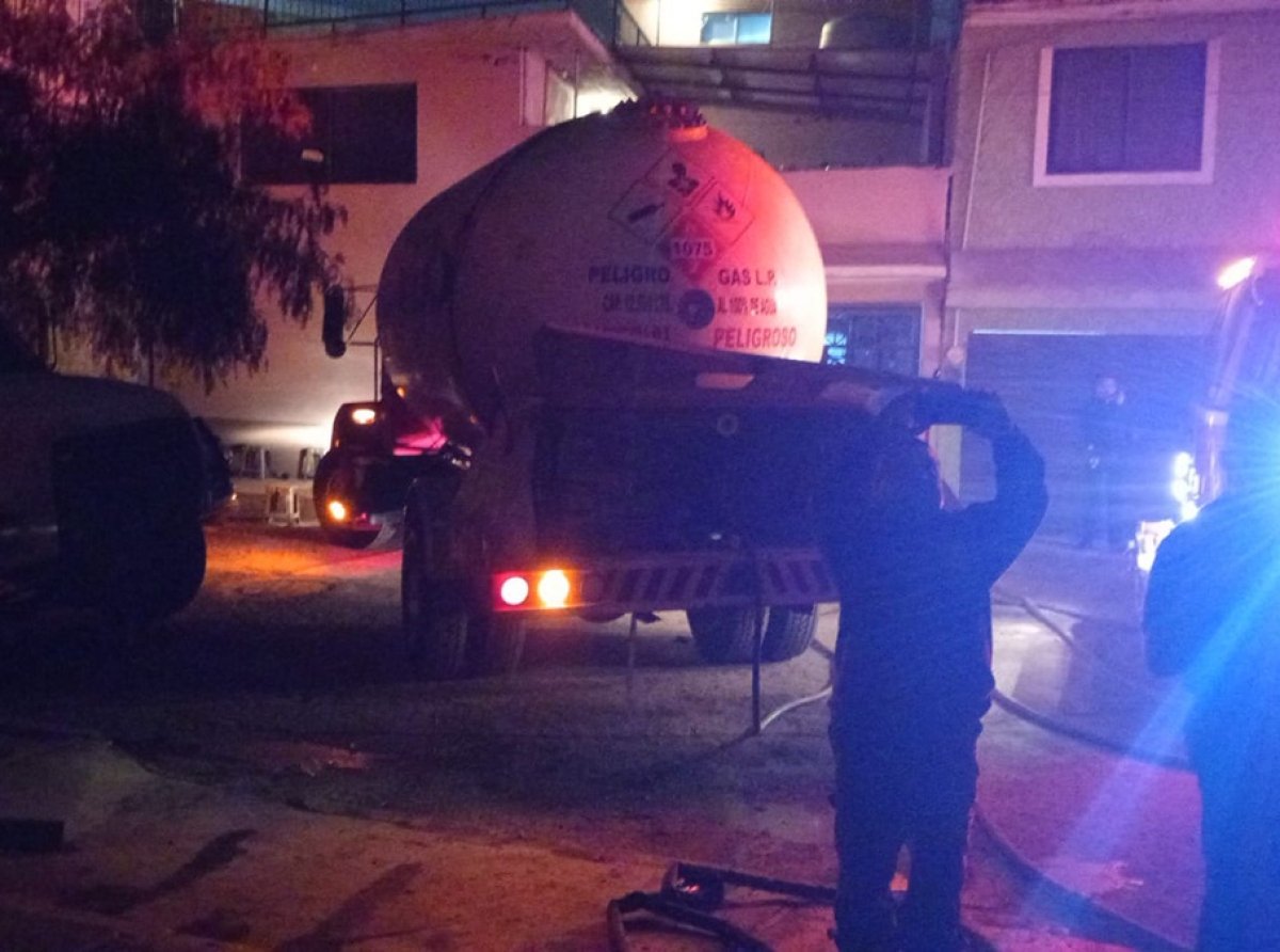 Flamazo en pipa de gas provoca incendio en Ecatepec; evacuaron a mil personas