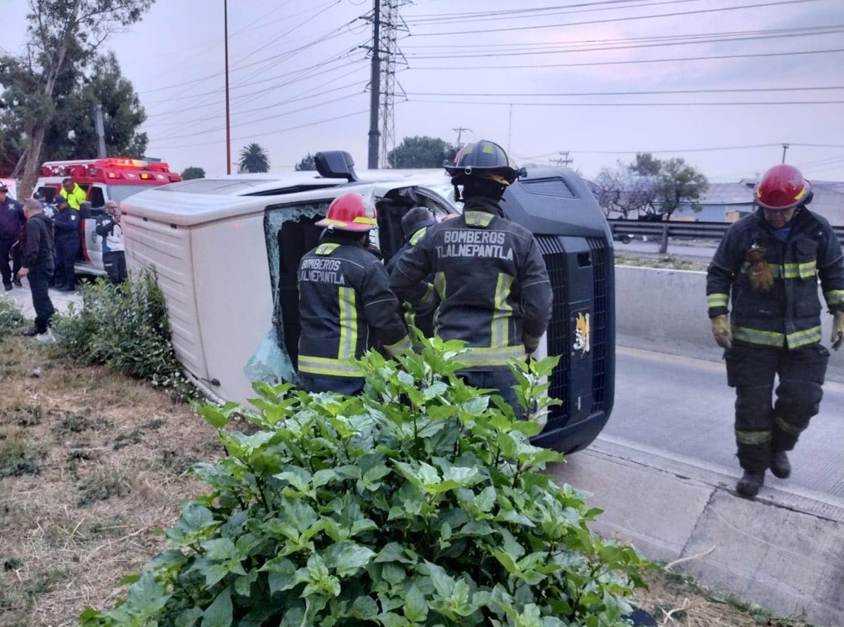 Accidente en autopista México-Pachuca: Camioneta volcó al intentar esquivar bloqueo de transportistas