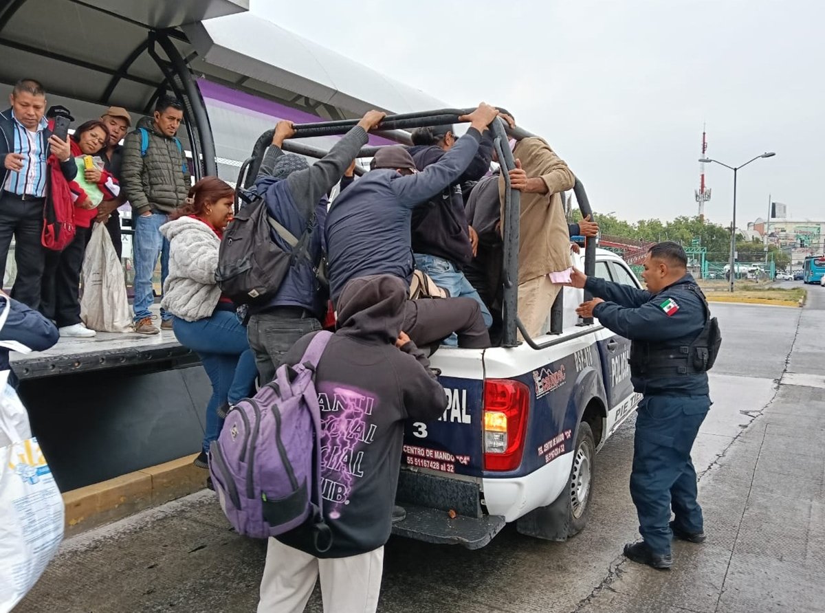 Bloqueos de transportistas hidalguenses paralizan Ecatepec; policía apoya con traslados alternativos