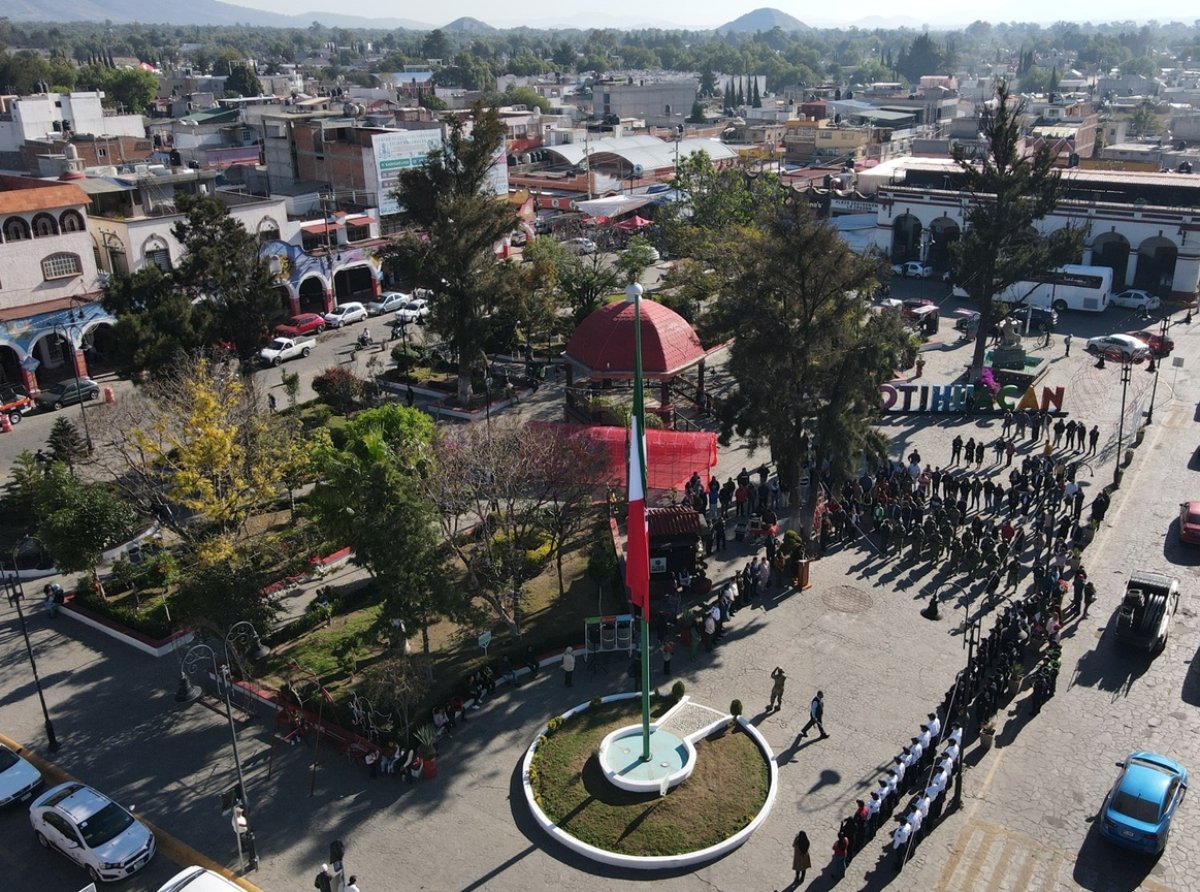 Mario Paredes toma Protesta de Bandera a escolta infantil en Teotihuacán