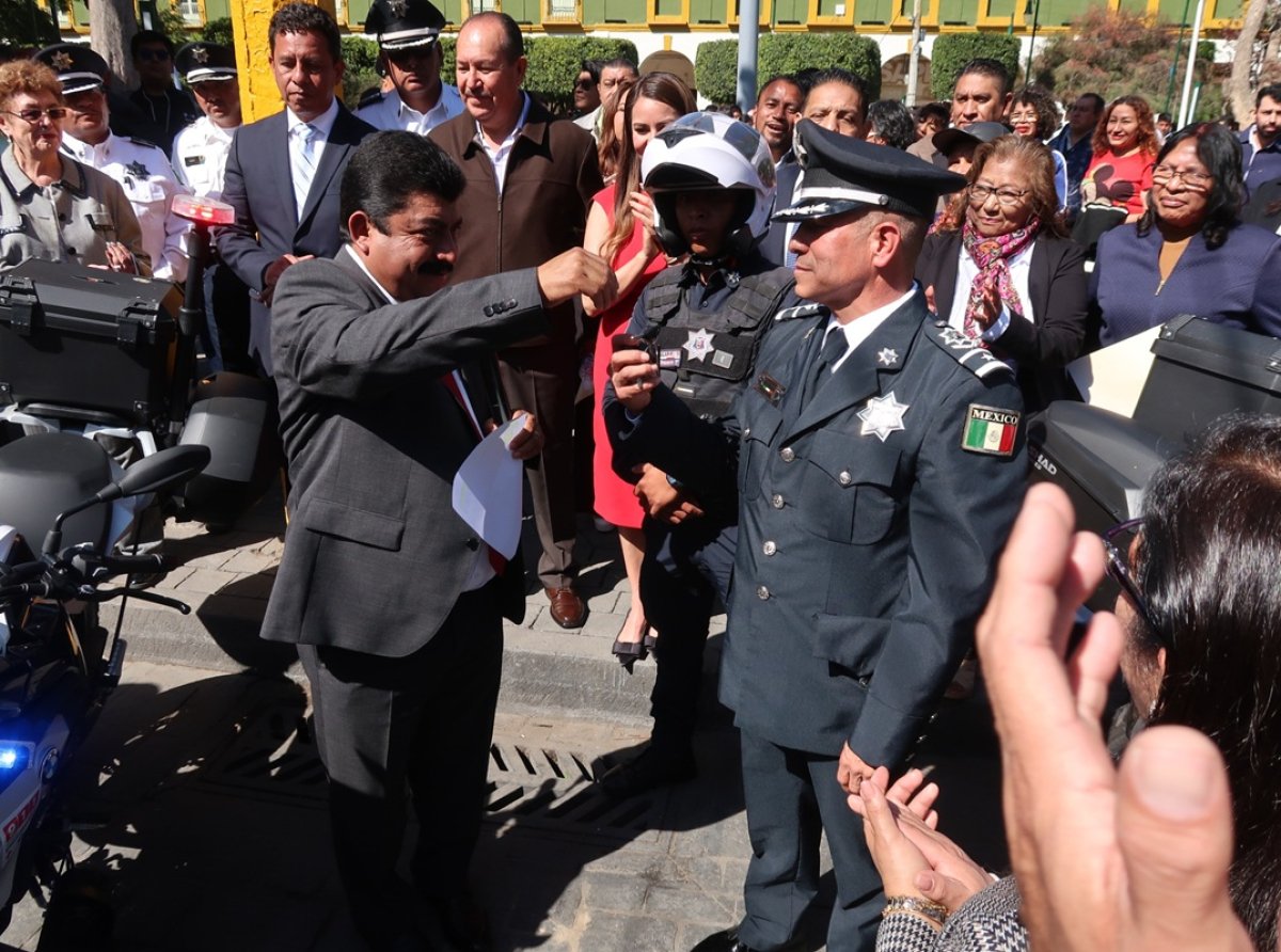 Texcoco honra la Bandera Nacional con actos cívicos y entrega de motocicletas