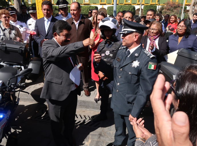 Texcoco honra la Bandera Nacional con actos cívicos y entrega de motocicletas