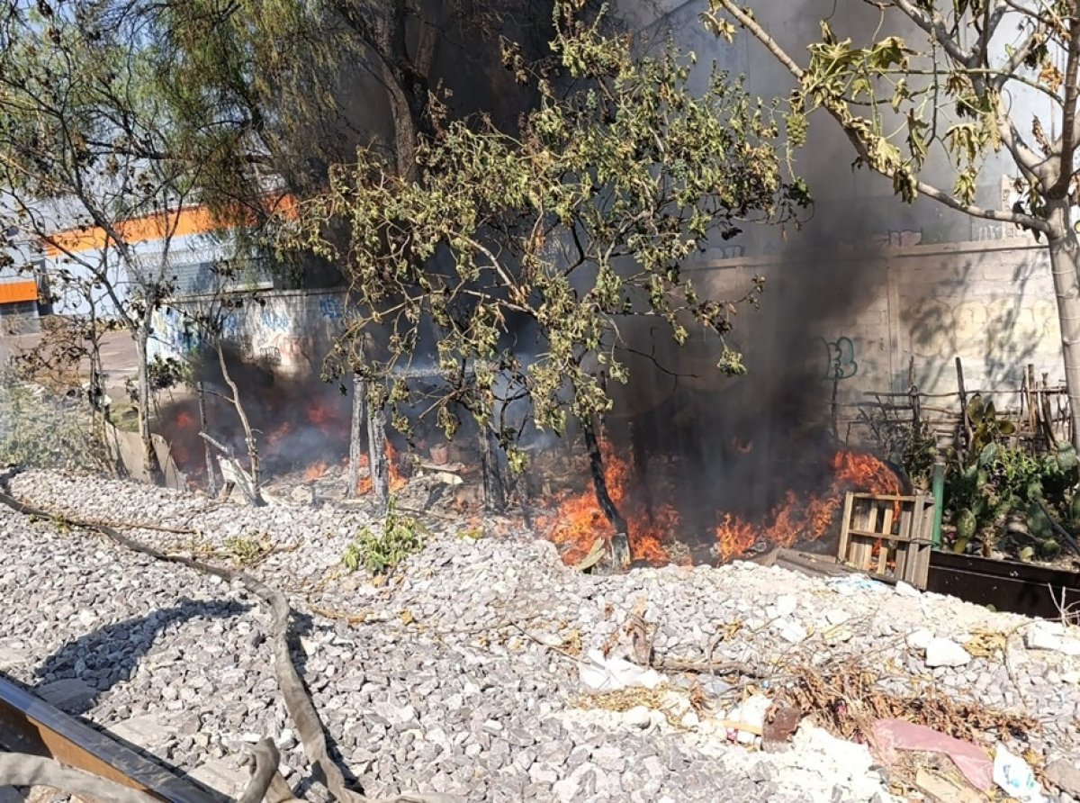 Sin lesionados: Controlan quema de basura en Jardines de Morelos y salvan a minino en colonia La Mora