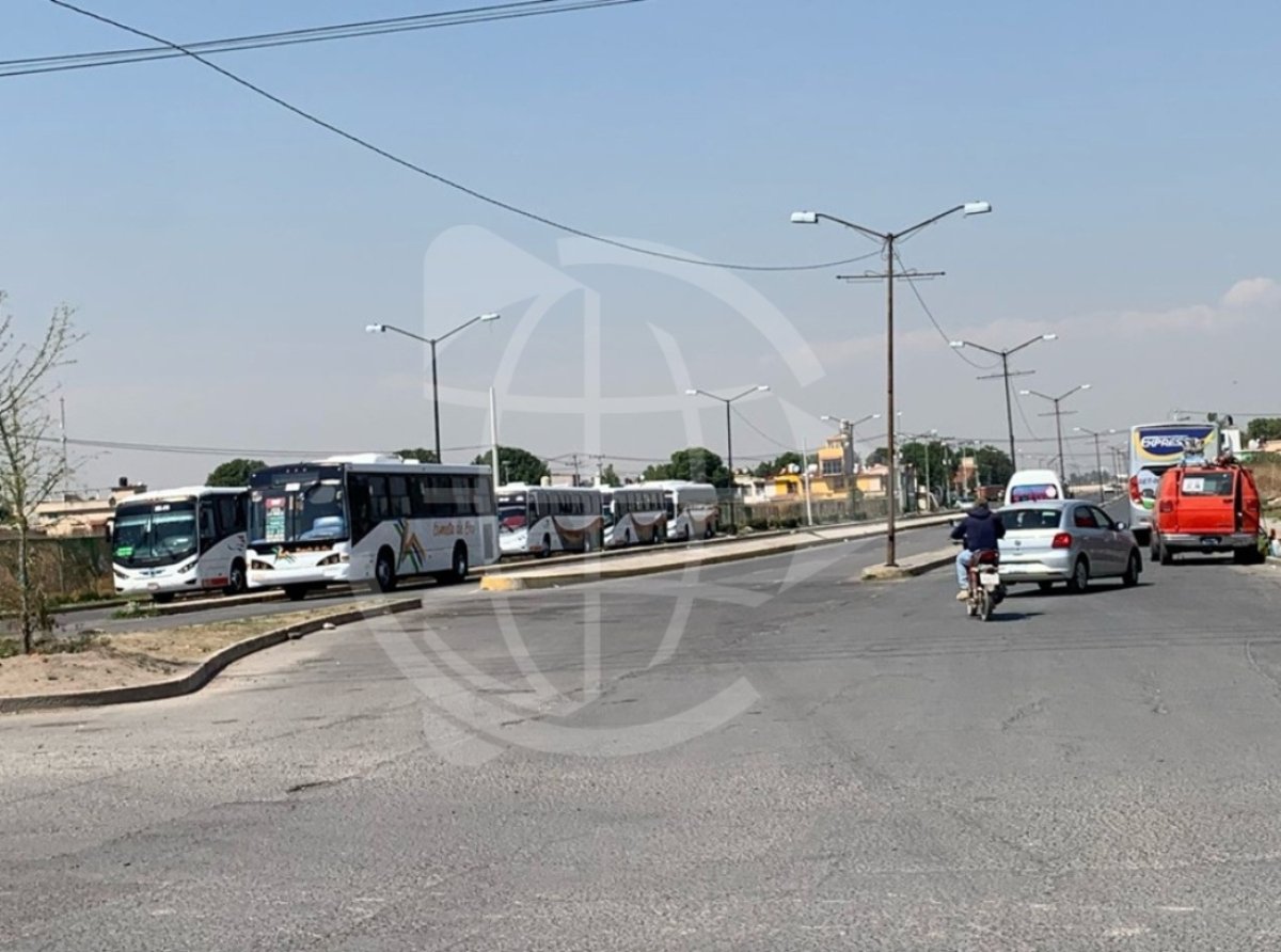 Tensión en Tecámac: Cuatro líneas de transporte libran batalla por pasaje