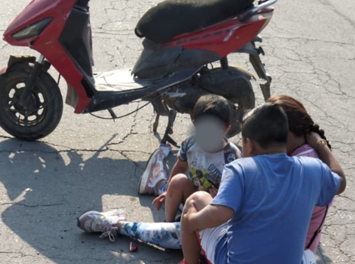 Accidente en Otumba: Madre y dos hijos caen en motoneta al esquivar un perro