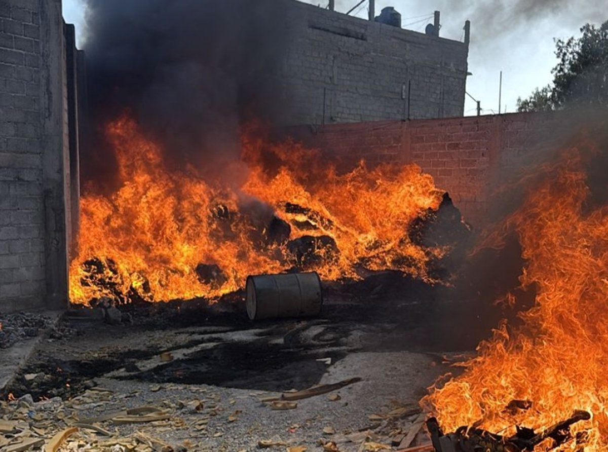 Sin lesionados: Bomberos sofocan incendio en almacén de hule espuma en colonia Ciudad Cuauhtémoc