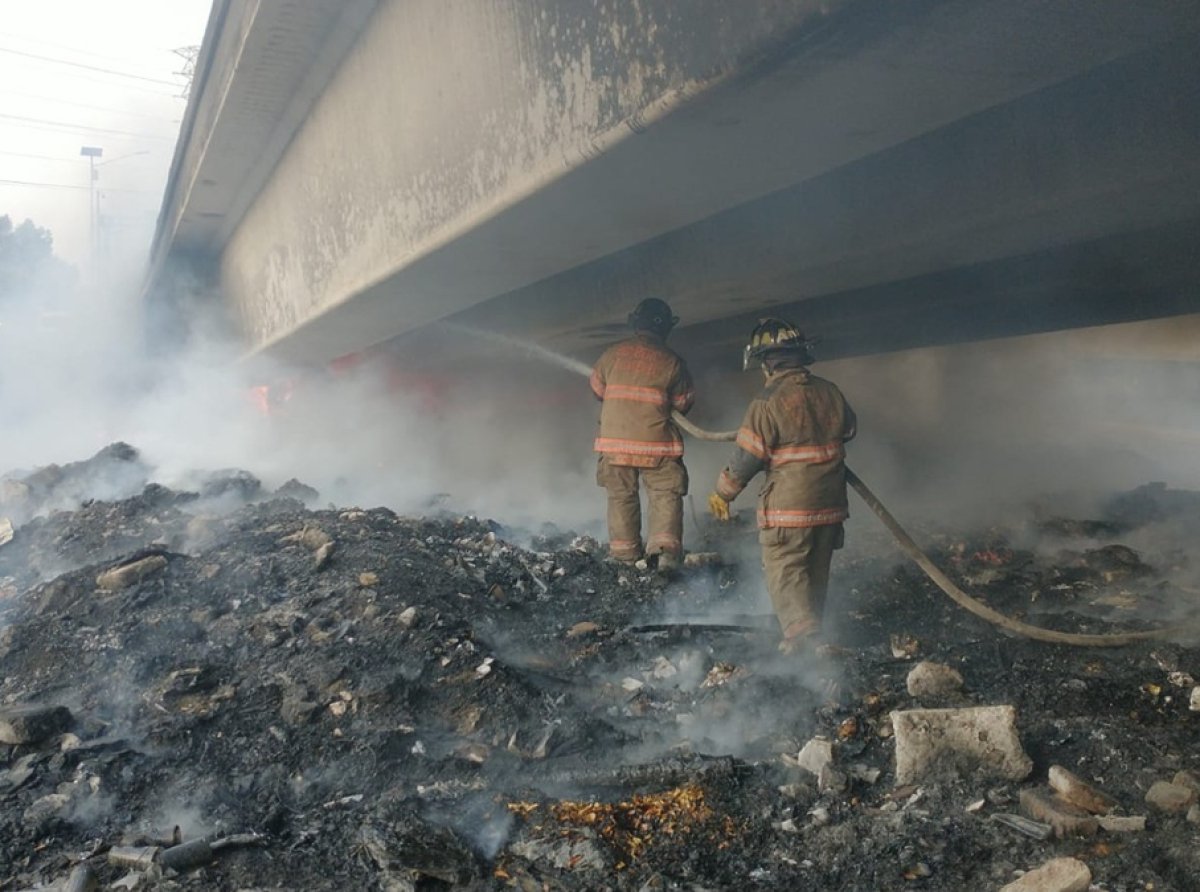 Bomberos de Ecatepec sofocan incendio en bajo puente de la autopista Siervo de la Nación