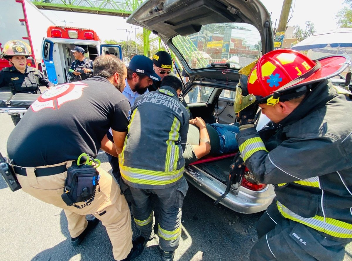 Choque entre motocicleta y autos deja lesionados en Tlalnepantla