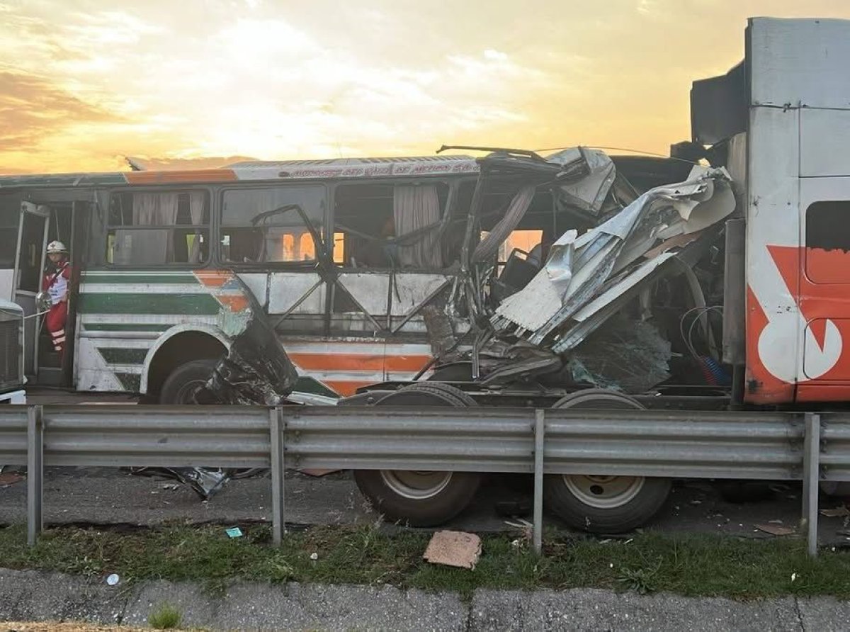Aparatoso accidente en Las Américas: autobús impacta tráiler y deja saldo de diez lesionados