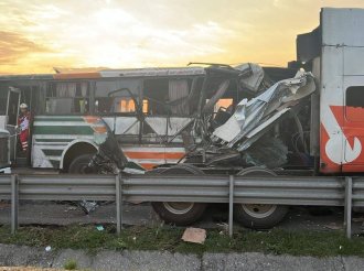 Aparatoso accidente en Las Américas: autobús impacta tráiler y deja saldo de diez lesionados