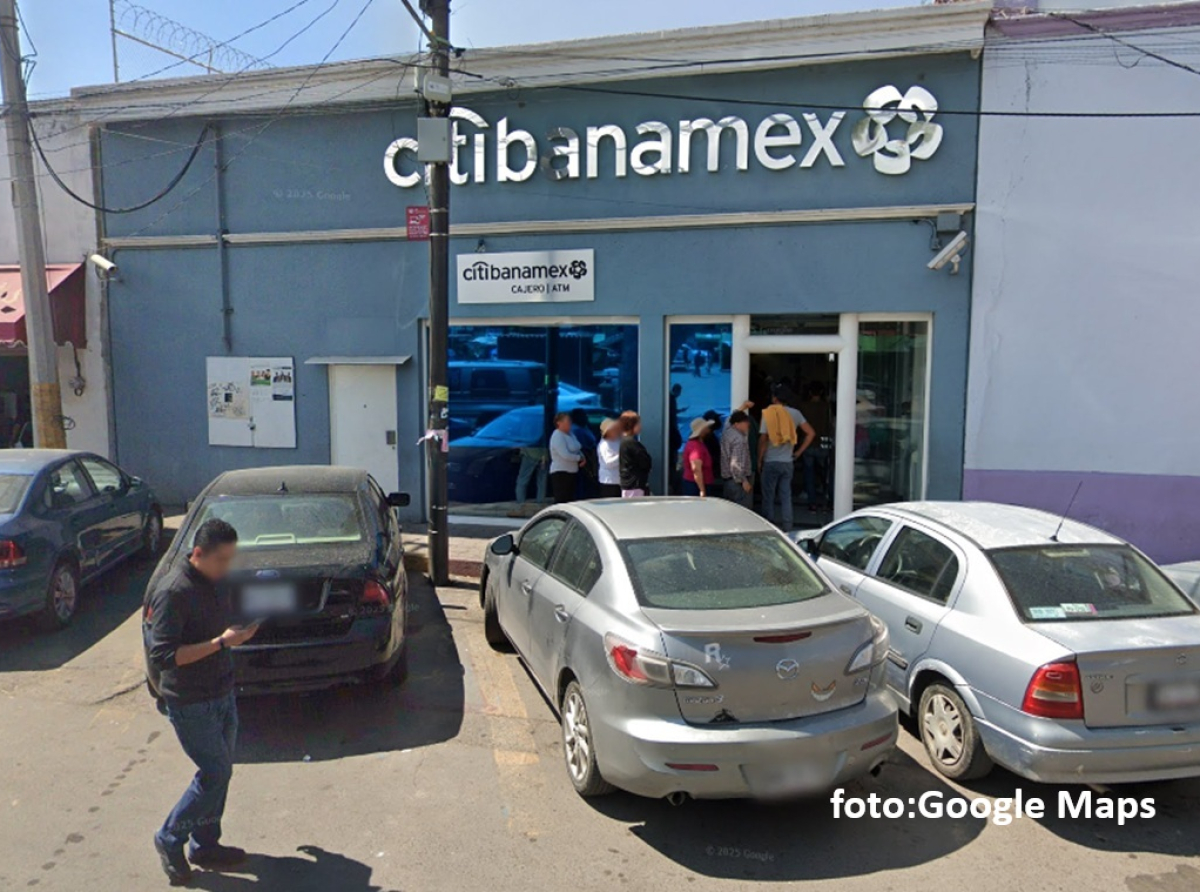 Roban efectivo a mujer al salir del banco Banamex de Otumba; delincuentes abandonan motocicleta