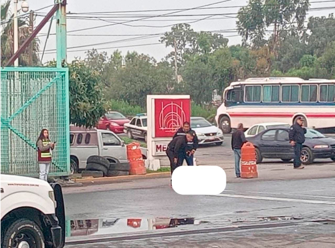 Mujer muere atropellada por pipa en carril del Mexibús