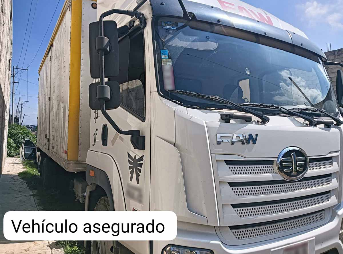 Recuperan camión robado con mercancía