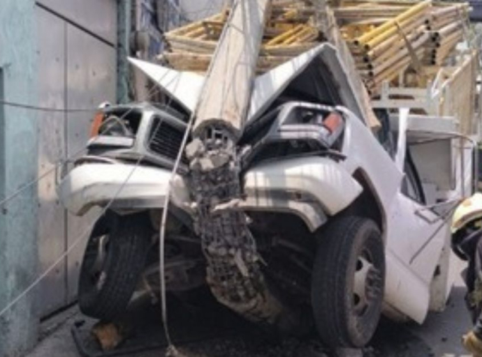 Camioneta de carga se parte a la mitad tras chocar contra poste en Constituyentes