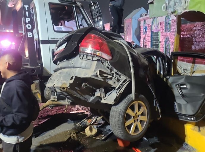 Chocan grúa contra auto particular en Ecatepec; reportan dos lesionados