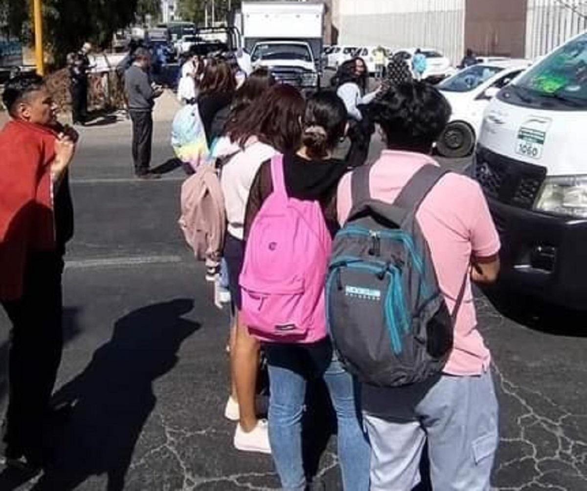 Alumnos de la UAEM Texcoco protestan por falta de agua en el plantel 