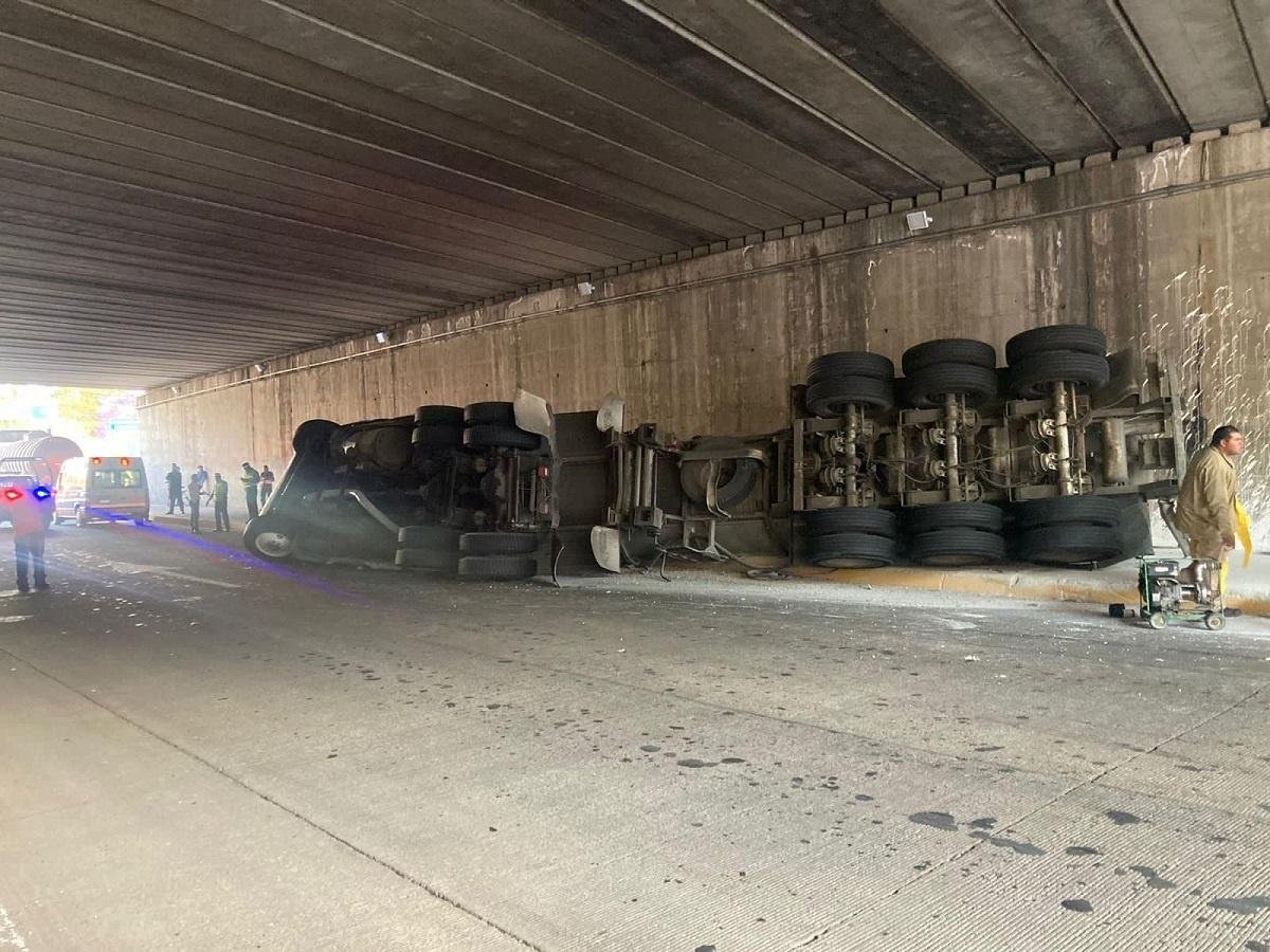 Vuelca pipa que transportaba sosa caustica en Ecatepec 