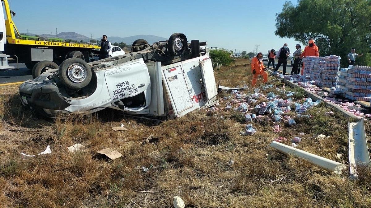 Volcadura de camioneta deja dos lesionados en la México-Pirámides