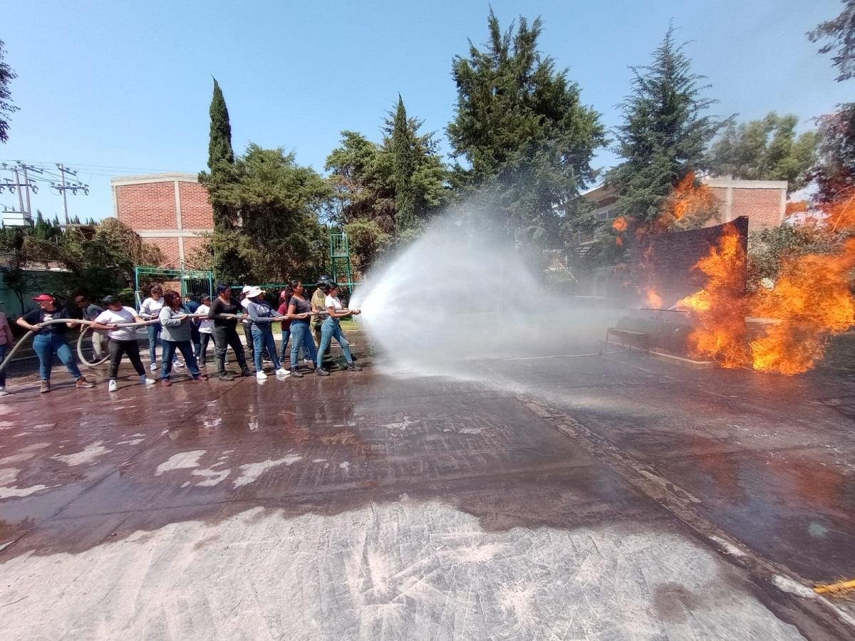 Capacitan en Texcoco a mujeres en el manejo de incendios 