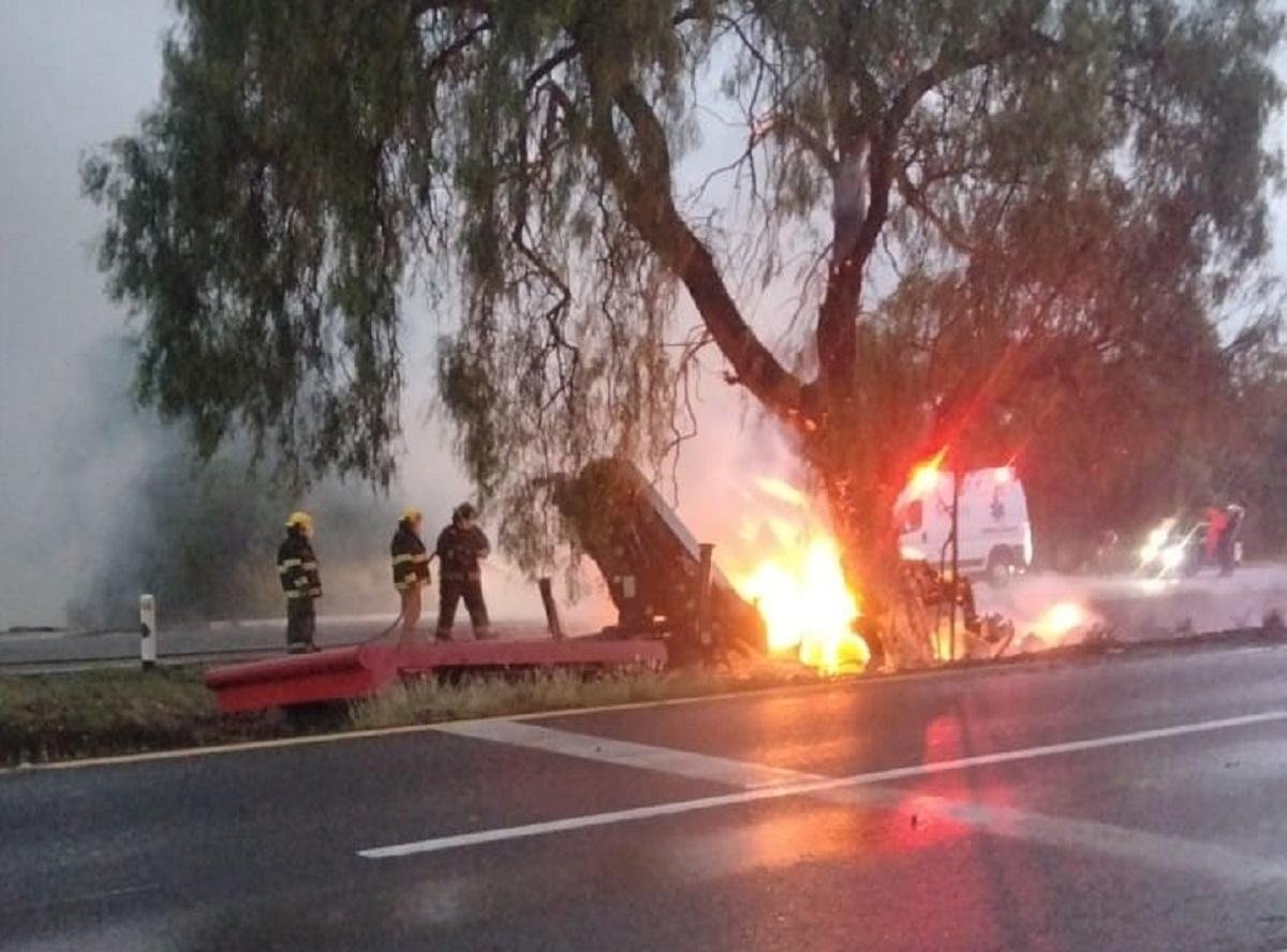 Se incendia tráiler en la México-Pirámides