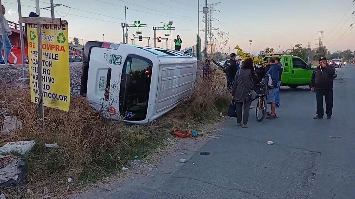 Volcadura de camioneta de transporte publico deja dos lesionados 