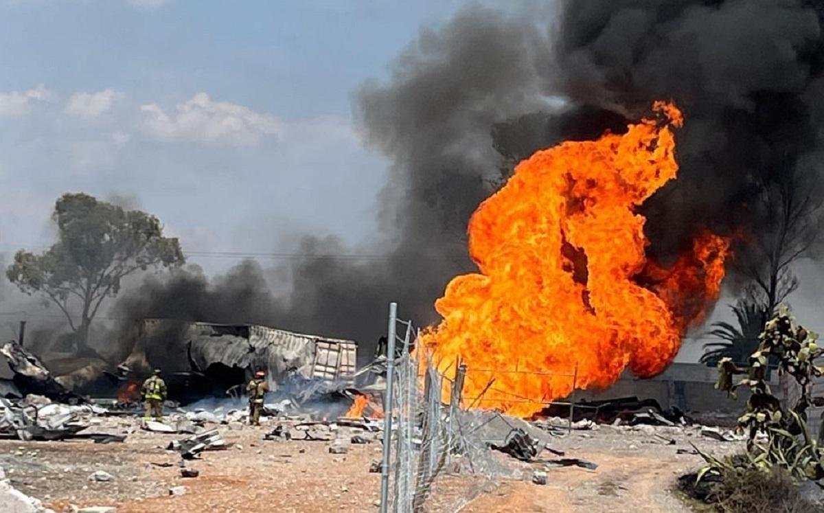 Controlan incendio en ducto de PEMEX 