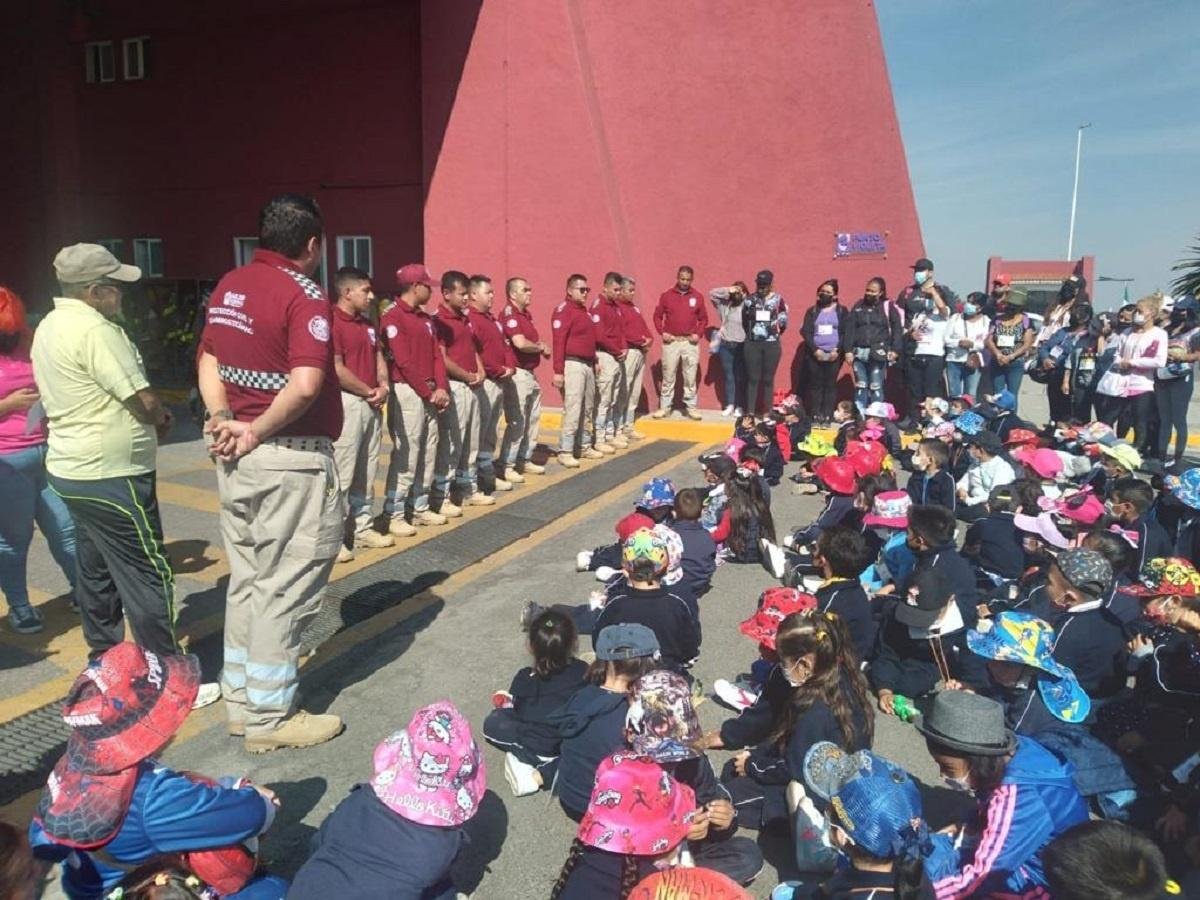 Alumnos reciben capacitación para saber responder ante una contingencia natural