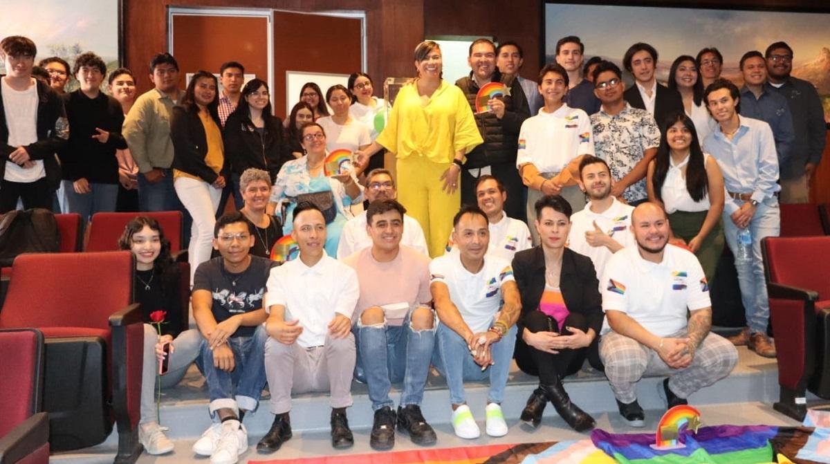 Organizaciones juveniles de Querétaro entregan  “Reconocimientos Arcoíris de la Inclusión y rosas rojas”.
